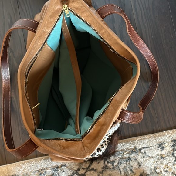 Extra large leather tote with lots of pockets … and style! - Picture 8 of 12